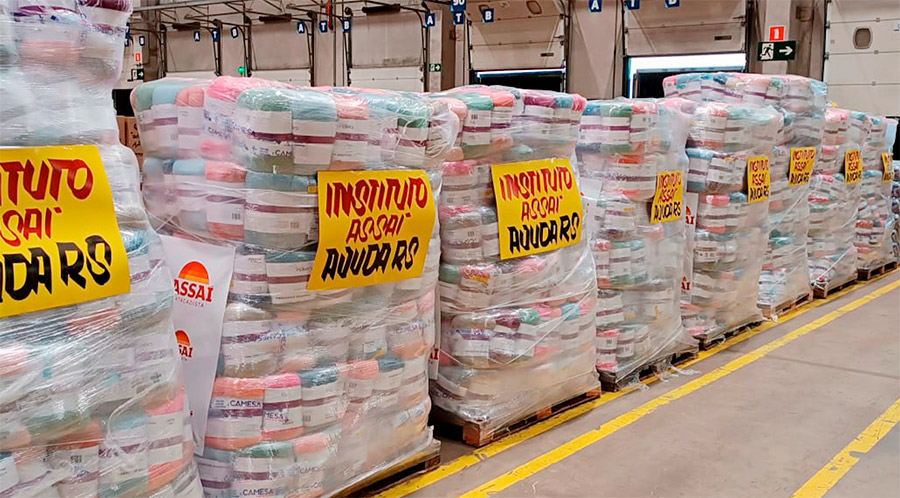 Pallets carregados com alimentos no Centro de Distribuição Assaí Cajamar em São Paulo, que serão doados pelo Instituto Assaí para as vítimas das enchentes no Rio Grande do Sul