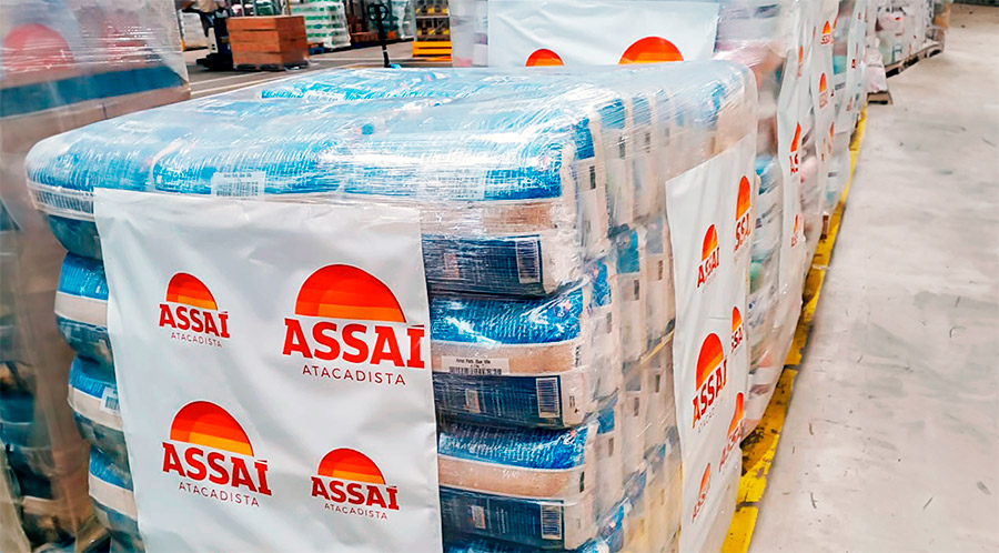 Pallets carregados com cobertores e alimentos no Centro de Distribuição Assaí Cajamar em São Paulo, que serão doados pelo Instituto Assaí para as vítimas das enchentes no Rio Grande do Sul