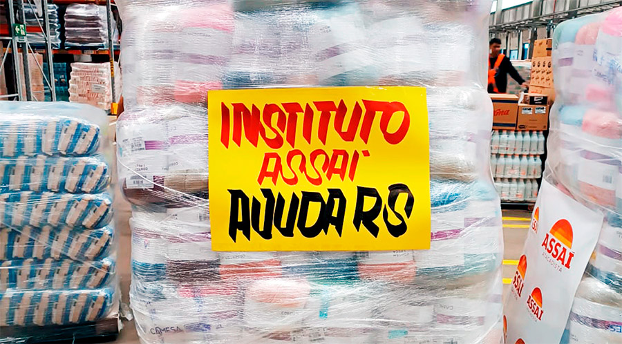 Cobertores embalados no Centro de Distribuição Assaí Cajamar em São Paulo, que serão doados pelo Instituto Assaí para as vítimas das enchentes no Rio Grande do Sul