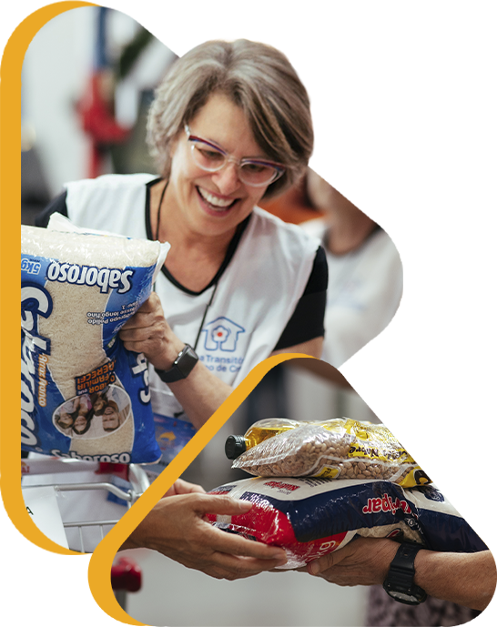 Mulher doando alimentos